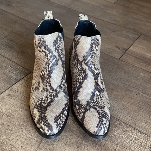 Simons‎ Chelsea Snake Print Booties - Picture 3 of 5